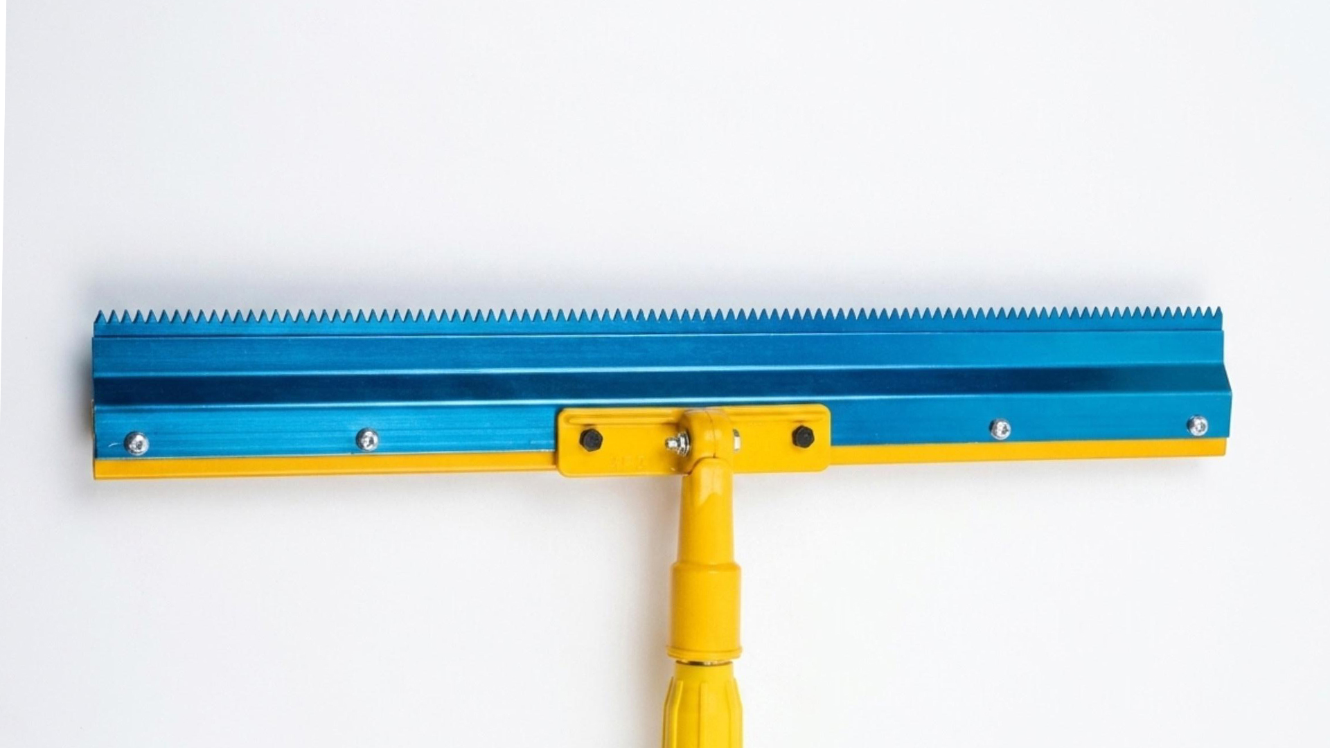 Toothed smoothing scraper